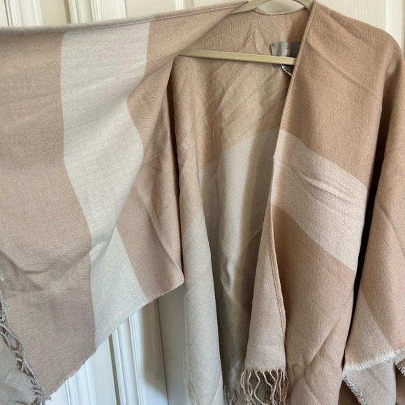 Poncho - Picture 2 of 2